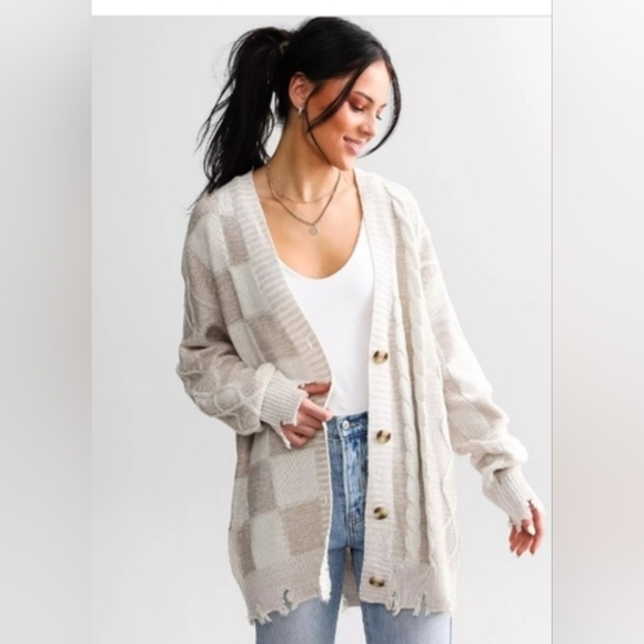 BKE Sweaters - BKE EUC Cozy Beige Checkered Women's Cardigan Size Medium Oversized PTP 24